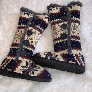 MUKLUKS  a la mode knit boots buttons and faux fur lined boots Size 6.